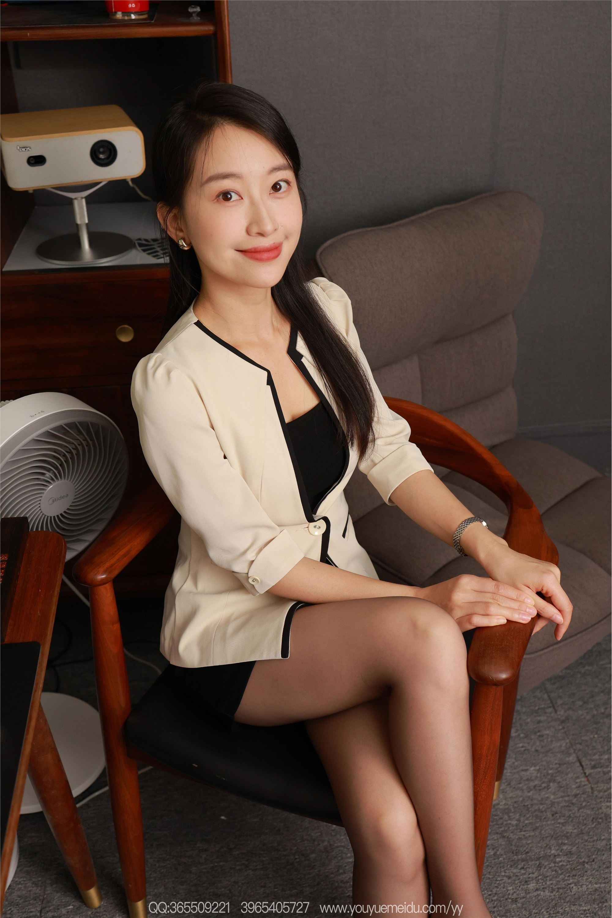 IESS异思趣向  2025.10.28 丝享家 2196 小婕《温柔OL风》